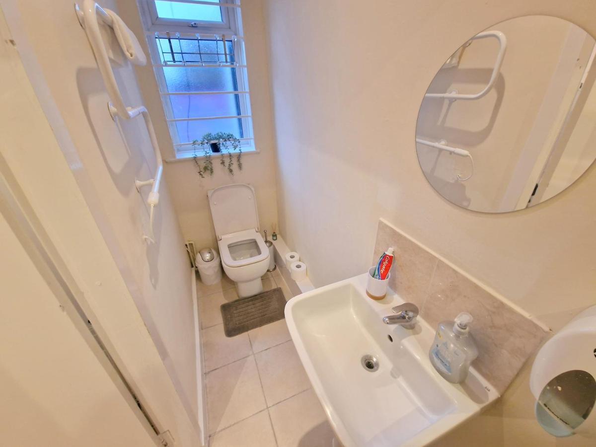 Super Studio With Two Bedrooms - Five Minutes From The Station! London Luaran gambar