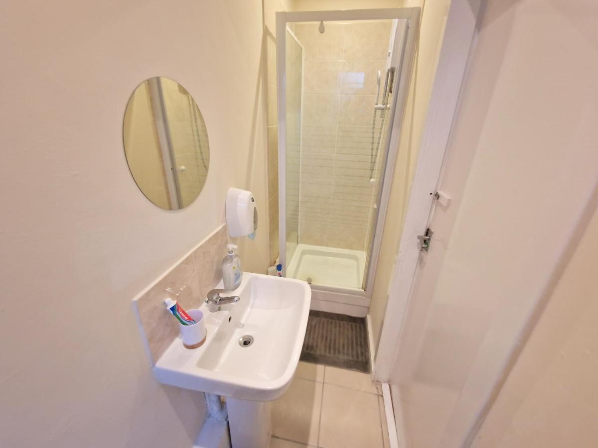 Super Studio With Two Bedrooms - Five Minutes From The Station! London Luaran gambar